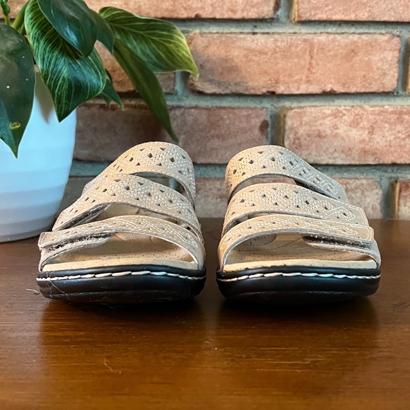 Ultimate Comfort Collection by Clarks Leisa Spice Sand Leather Slide On Sandal - Picture 2 of 9